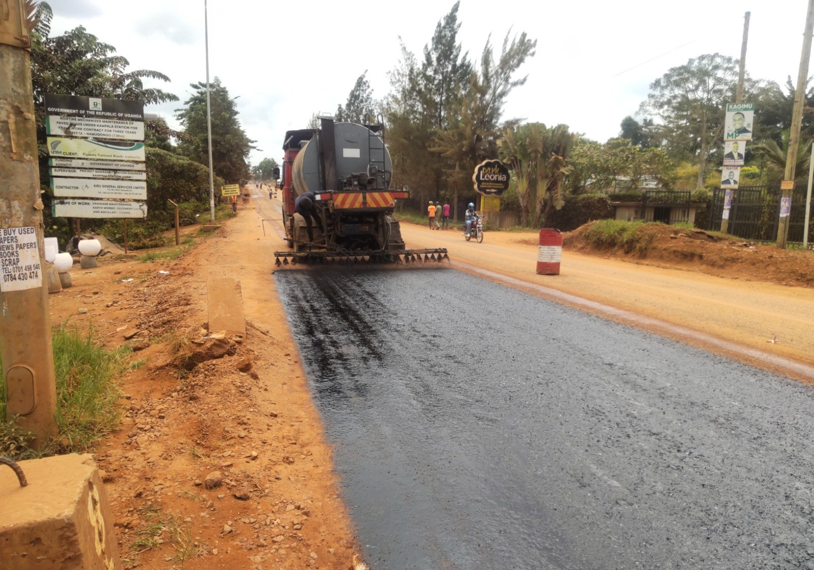 Namugongo–Misindye–Seeta Road – bitumen spraying ahead of asphalt overlay